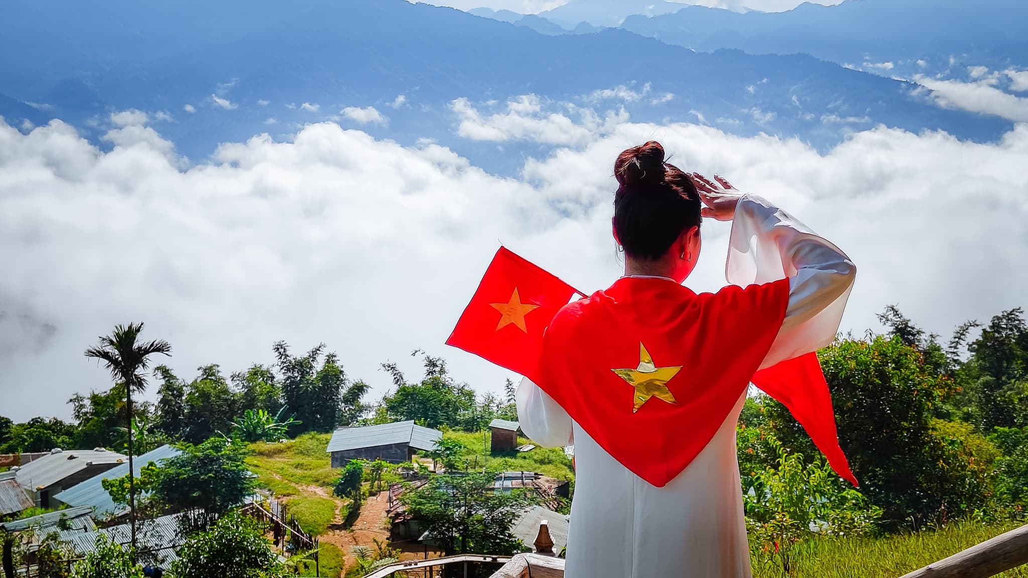 Cô gái áo dài nhìn biển mây Tăk Pổ
