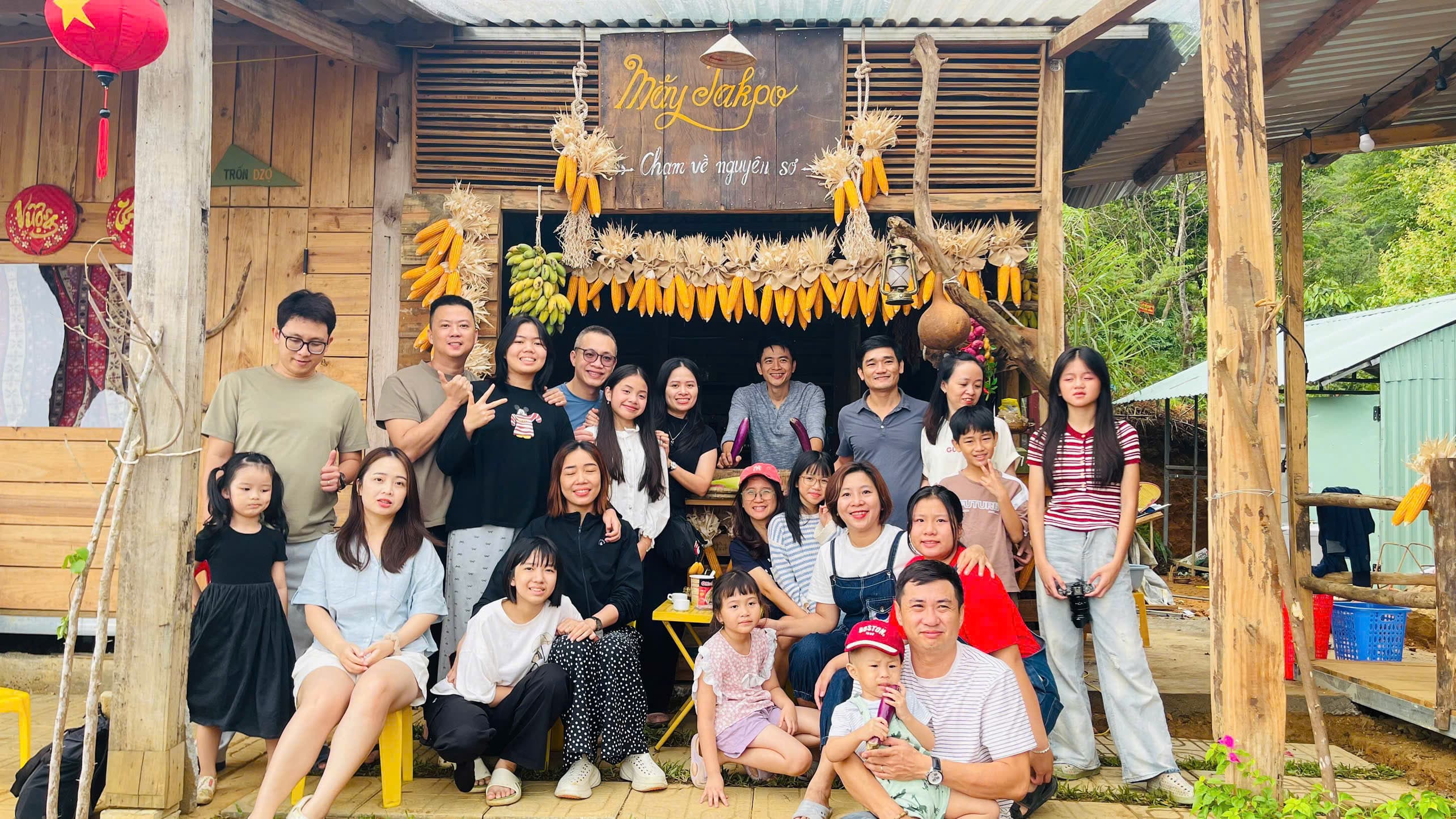 Nhóm bạn trải nghiệm tại Mây Takpo