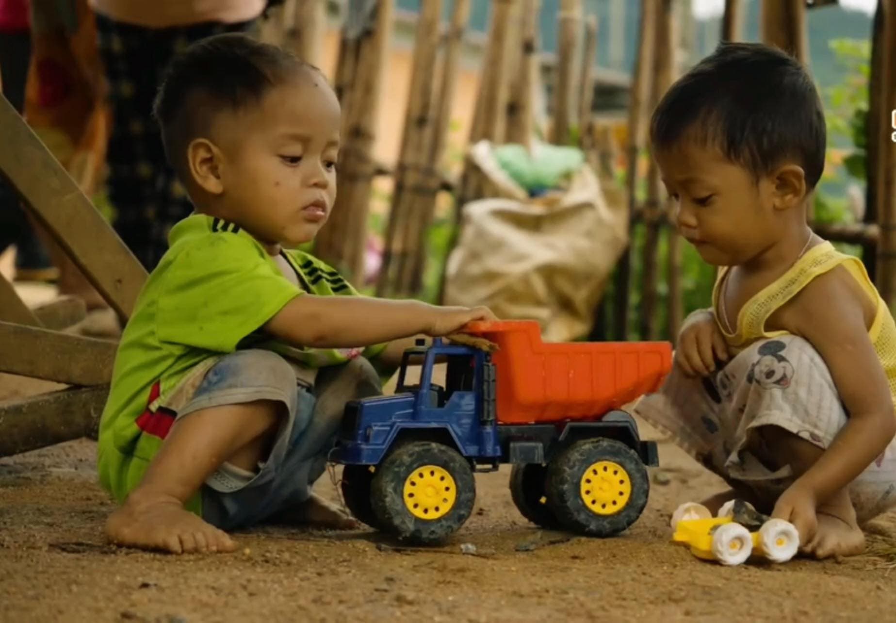Trẻ em Ca Dong chơi đùa trong bản Tăk Pổ