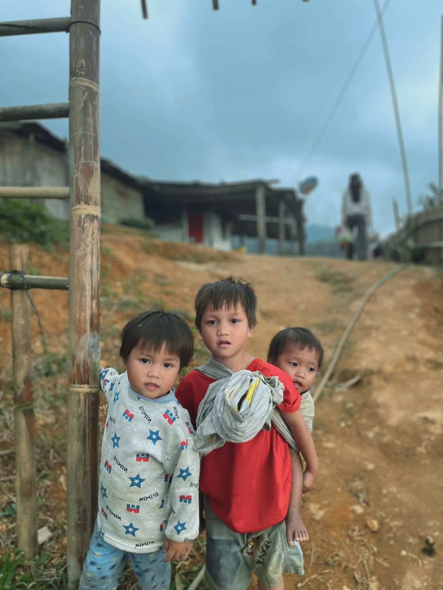 Trẻ em Ca Dong làng Tăk Pổ